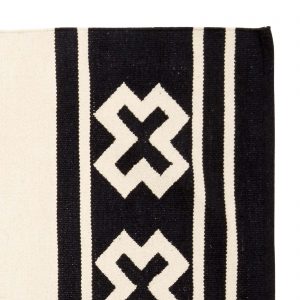Vloerkleed van zwart-wit wol met grafisch origami patroon van Hubsch