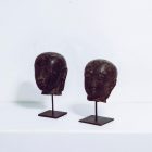 Boeddha hoofd steen op statief zwart bruin